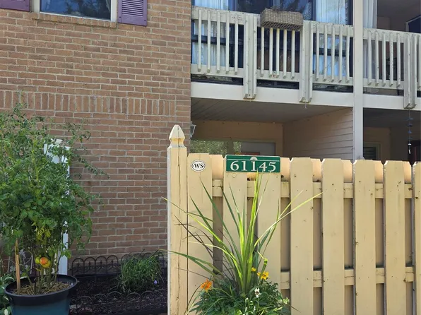 61145 Greenwood Dr, South Lyon, MI 48178