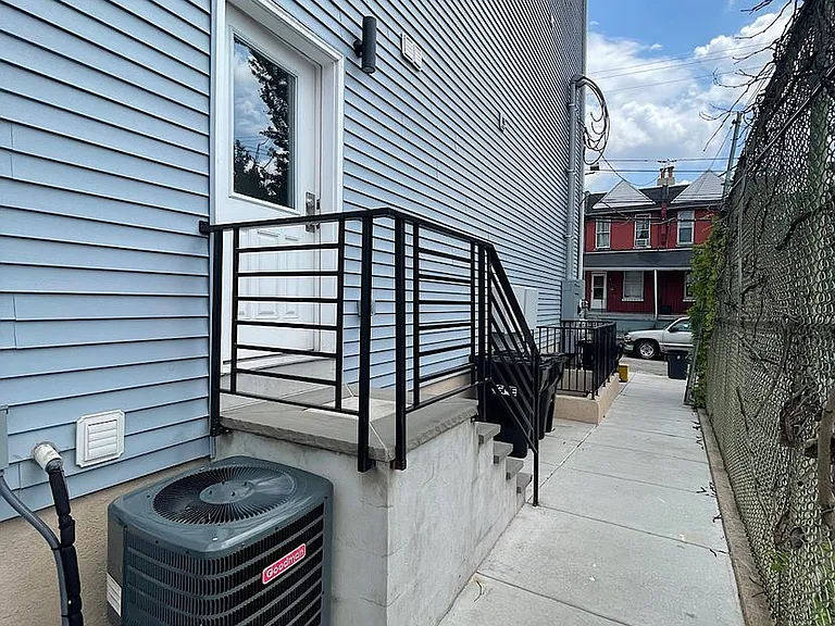 4111 Ludlow St — Photo 26
