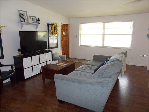 4th image of 560 Park Ln