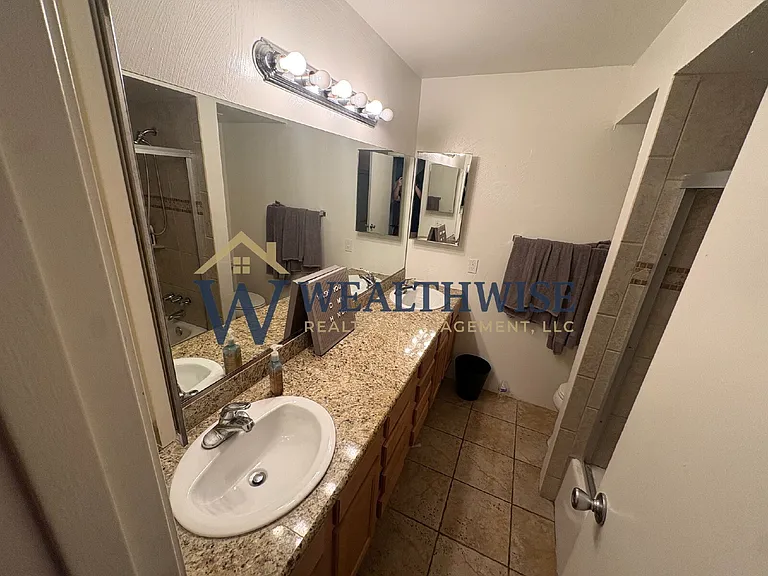 951 N Euclid Ave — Photo 12