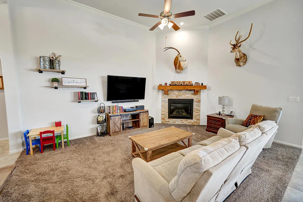 4 bed, 2.0 bath, 1833 sqft, $2,900 — Photo 3