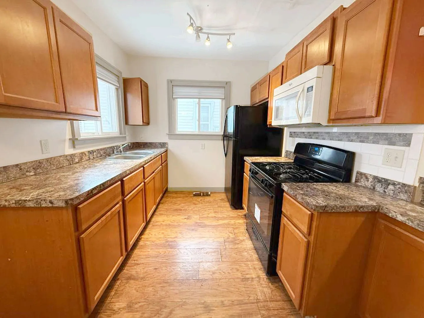 2 Bed, 1 Bath Beautifil Single-Family Home In Euclid! — Photo 2