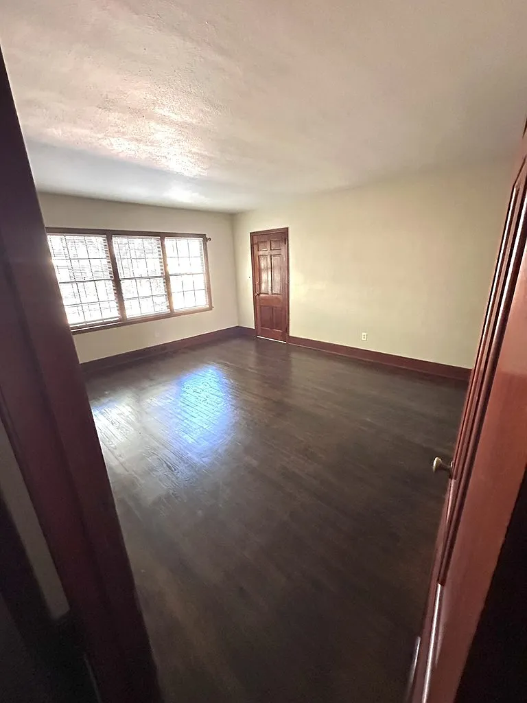 2 bed, 1.0 bath, 1270 sqft, $700 — Photo 4