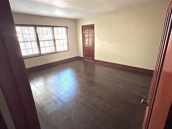 4th image of 820 3rd Ave