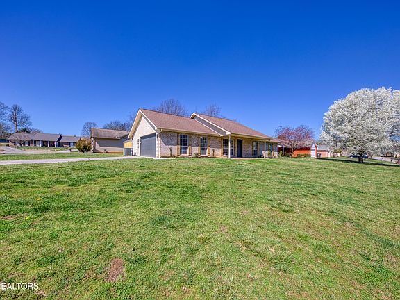 2nd image of 104 Maple Oak Dr