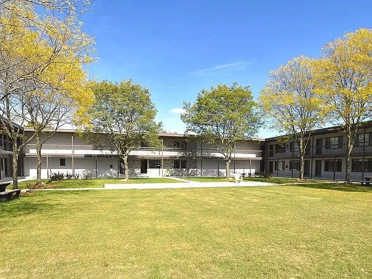 Royal Oak Place Apartments — Photo 25