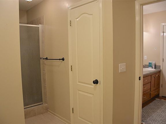 4th image of 302 Inglewood Dr