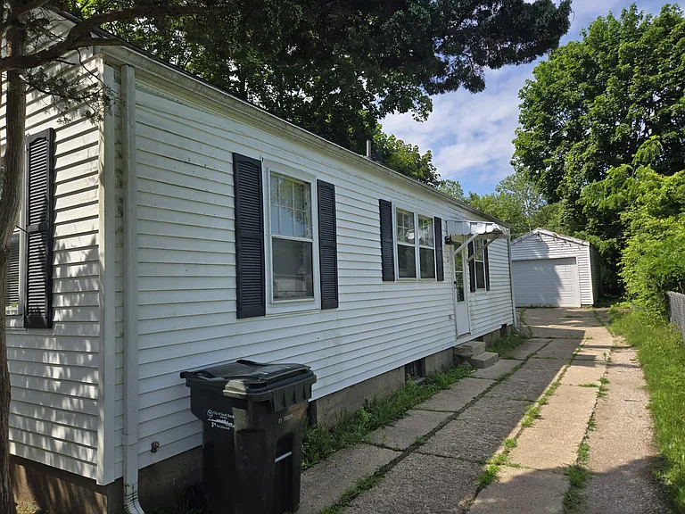 2047 Beverly Pl — Photo 2