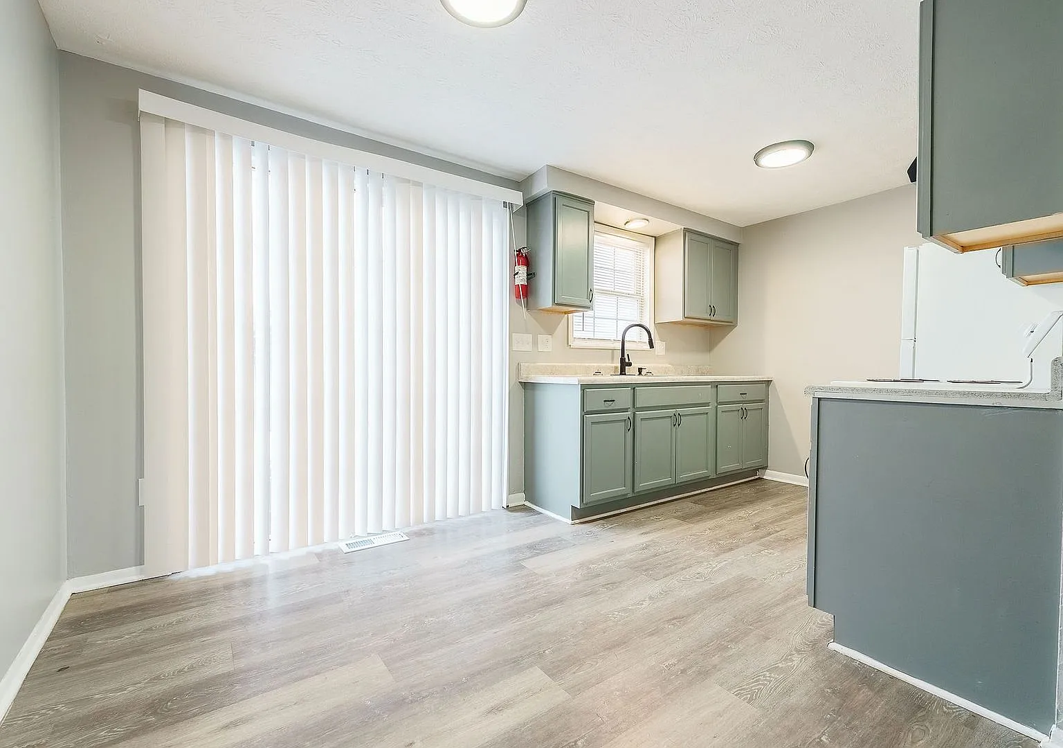 Modern Townhome w/ Full Basement. — Photo 3