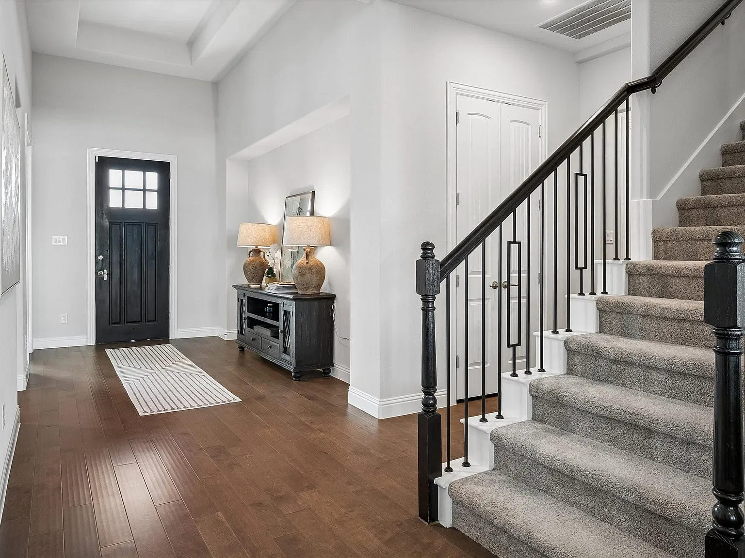 3 bed, 3.0 bath, 2996 sqft, $3,500 — Photo 3