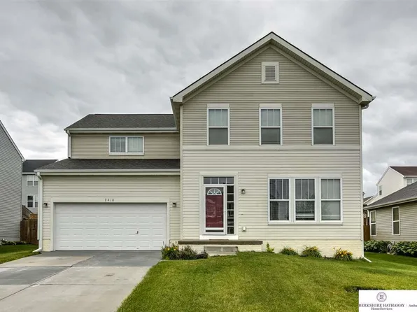 2410 S River Rock Dr, Papillion, NE 68046