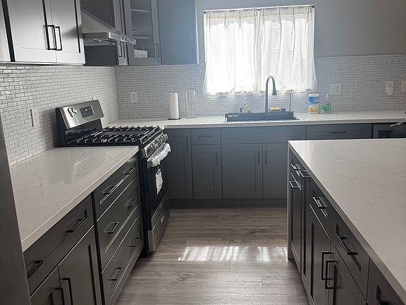 4th image of 17903 Strathern St