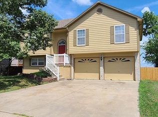 517 N Crest Dr, Raymore, MO 64083