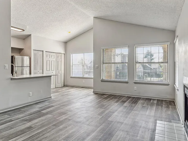 Summerlake Apartments — Photo 3