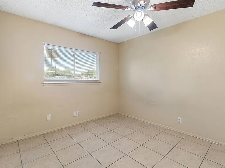 1523 Noble Oak Dr — Photo 3