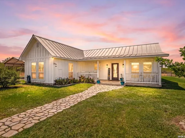 977 PRIVATE ROAD 1688, Moore, TX 78057