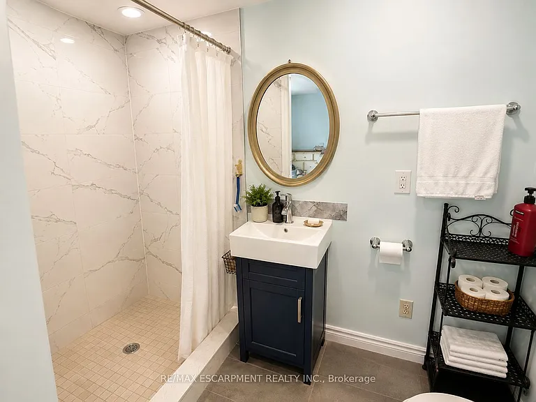 421 Canterbury Cres — Photo 8