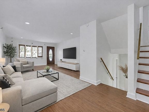 4th image of 23 Diven St