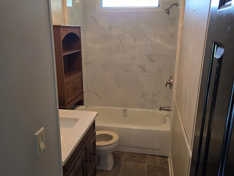 2nd full bath next to back bedroom