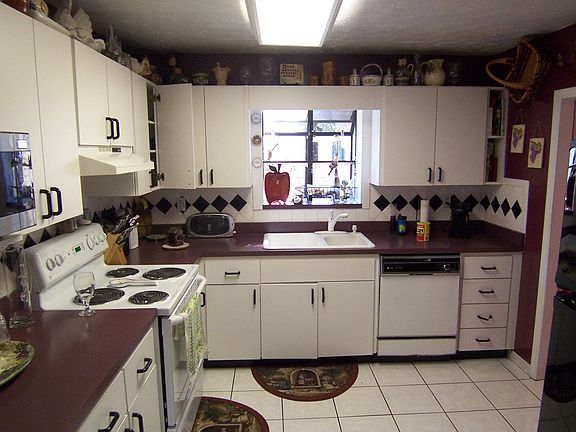 The clean, bright kitchen provides plenty of storage space.