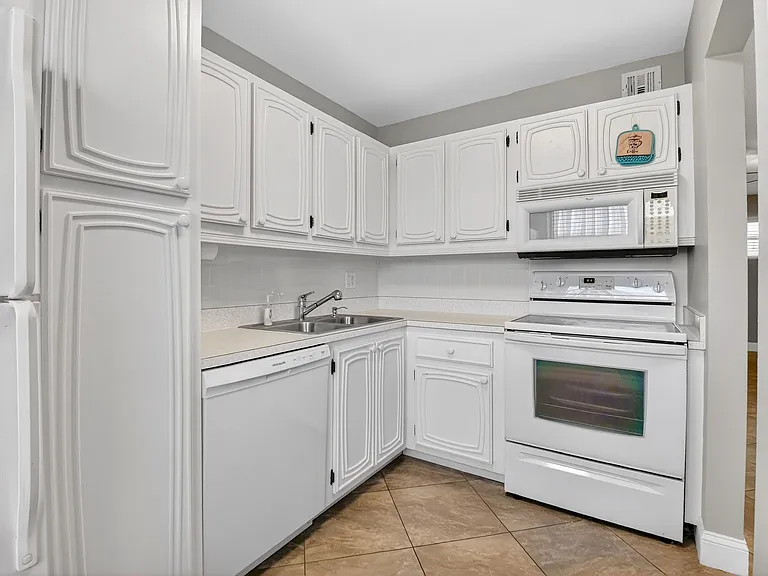 18 Colonial Club Dr #203 — Photo 17