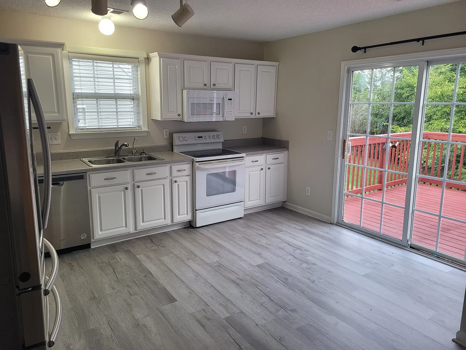 3 bed, 2.5 bath, 1600 sqft, $1,795 — Photo 2