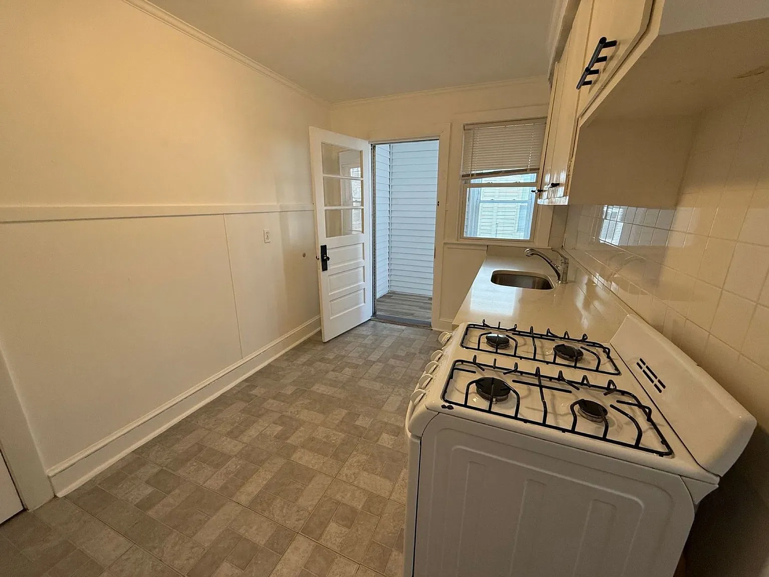 90 Winthrop Shore Dr — Photo 2