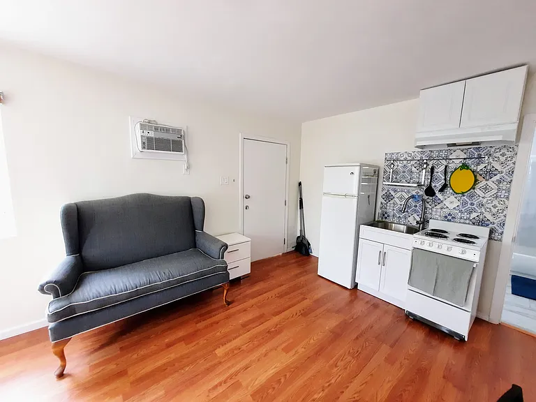 1108 W 39th Pl #B — Photo 2