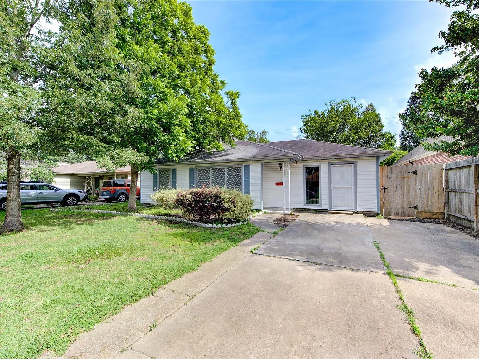 4 bed, 2.0 bath, 1258 sqft, $2,200 — Photo 3