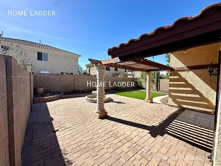 445 E Cantebria Dr — Photo 24