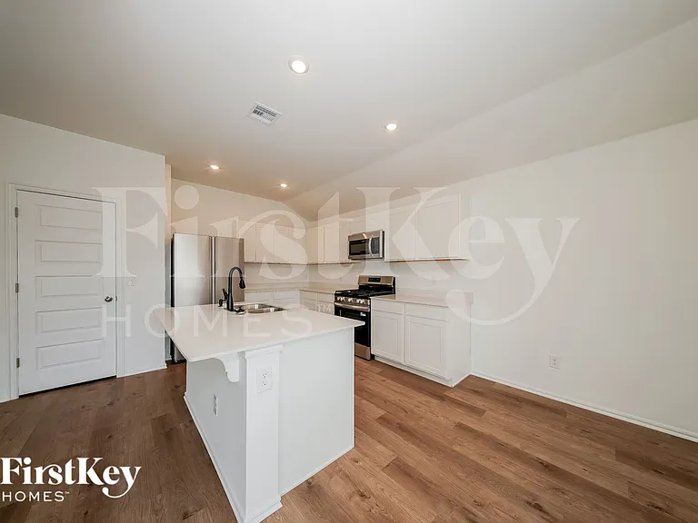 433 Labelle Ln — Photo 7