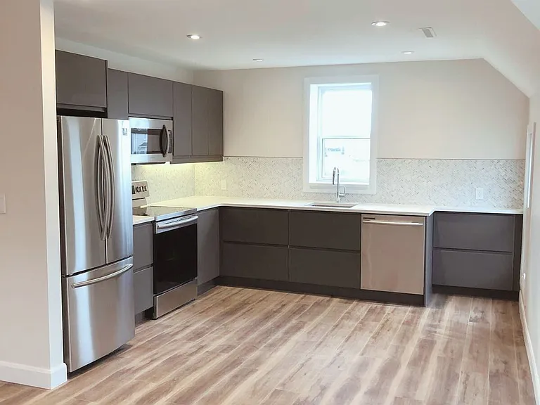 61 Phipps St #UPPER — Photo 4