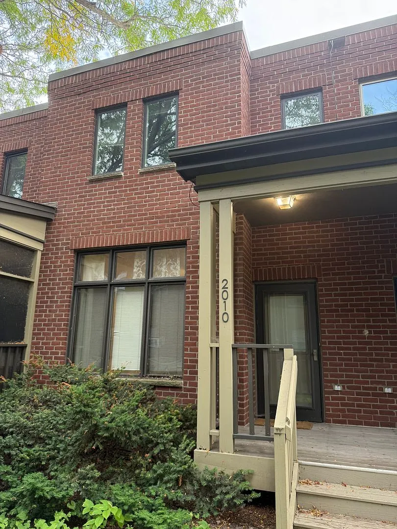 A Cozy City Retreat With Heated Parking — Photo 2