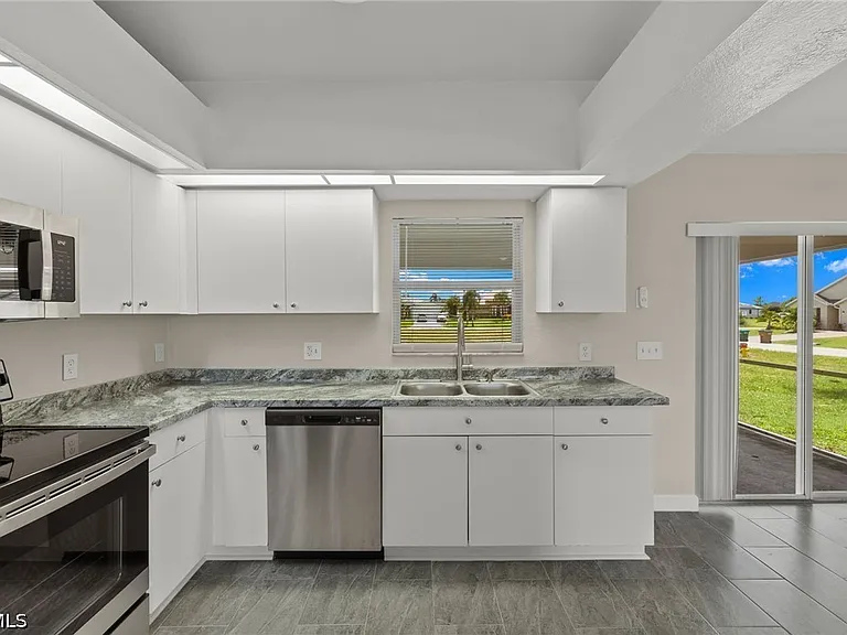 3919 SW 14th Ave — Photo 11