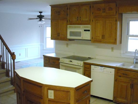 2nd image of 1121 Lawson Cove Cir