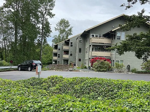 Lakeview Condominium Lower Parking Lot