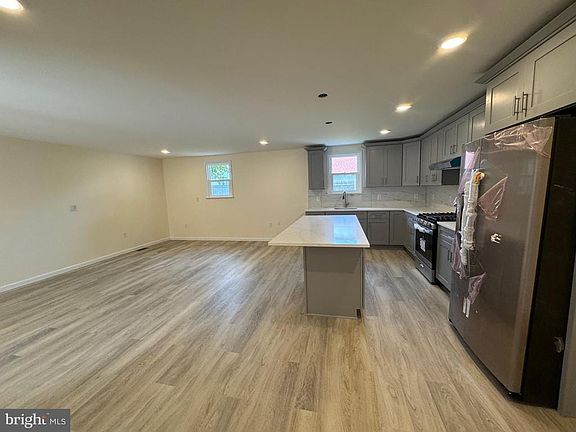 5th image of 109 E Park Ave Floor 2