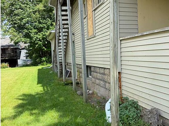 3rd image of 1012 N Capitol Ave