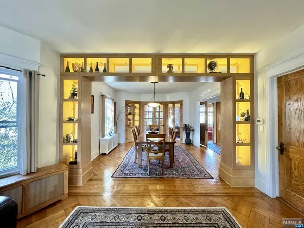 202 Crescent Ave, Leonia, NJ 07605