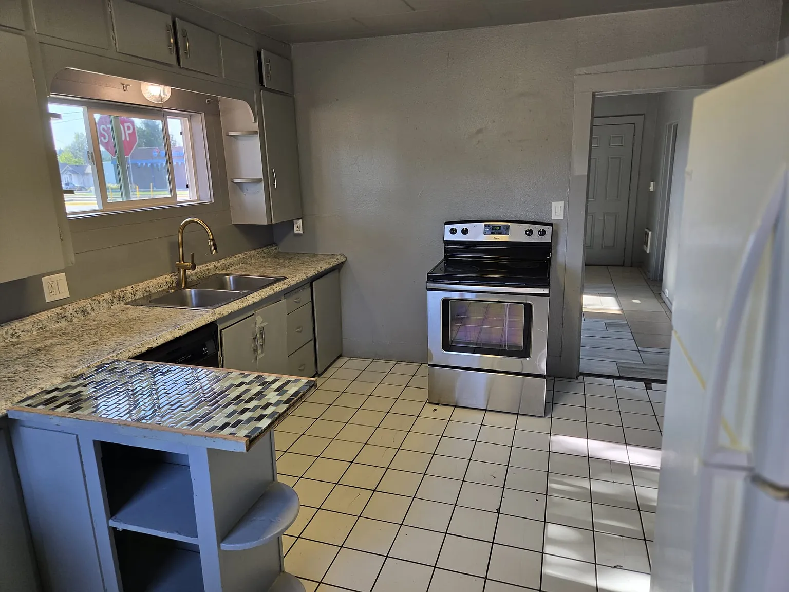 2205 Main St — Photo 2