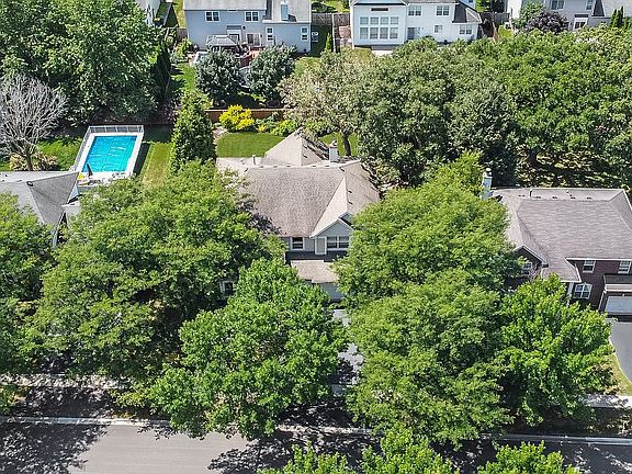 3rd image of 380 Kingsport Dr