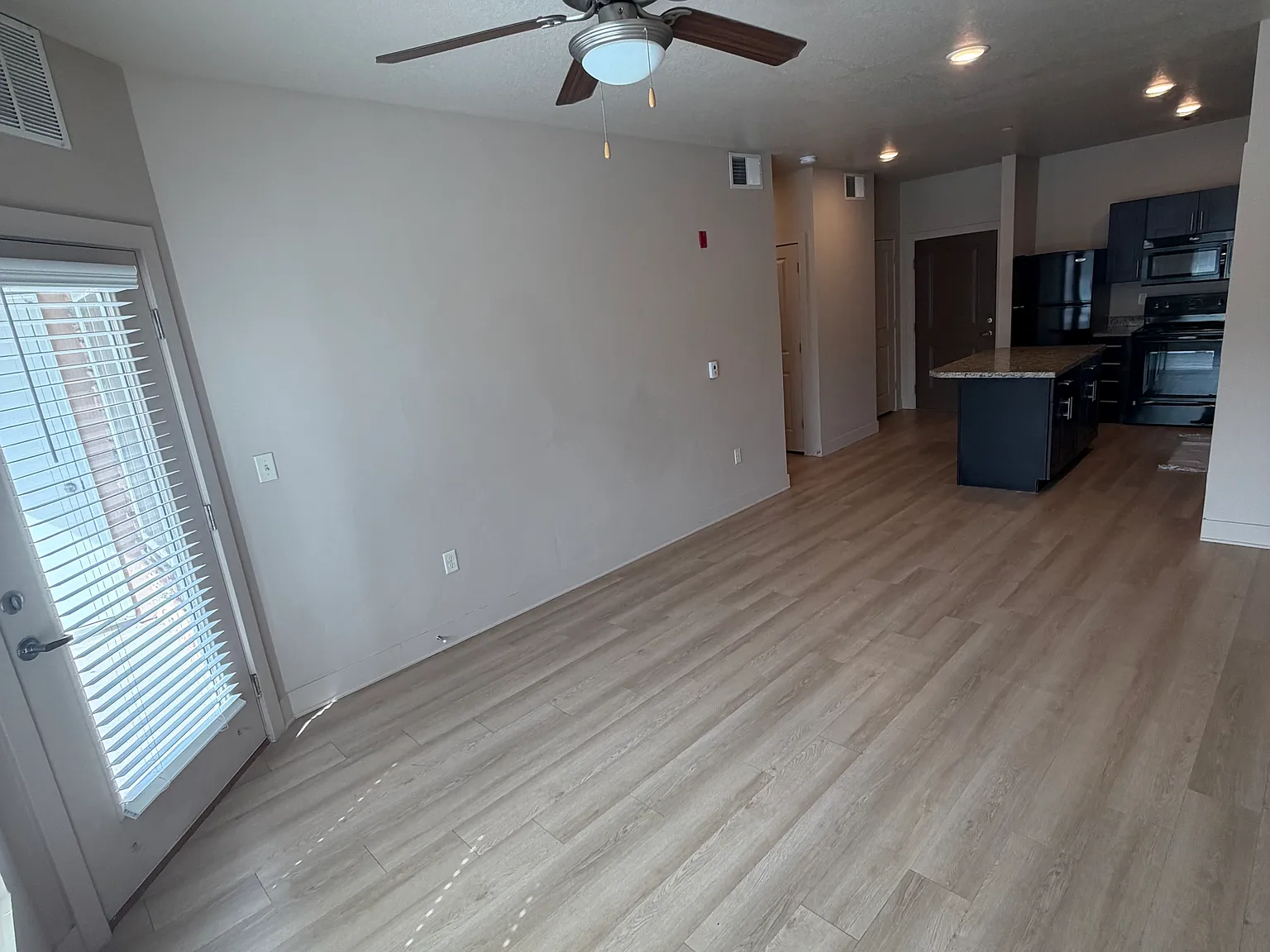 2 bed, 965 sqft, $1,477 — Photo 2