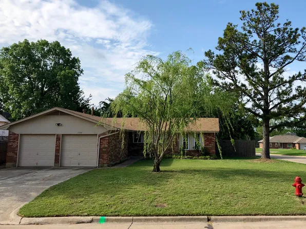 1702 Village Dr, Norman, OK 73071