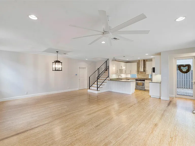 825 NE 17th Way — Photo 5