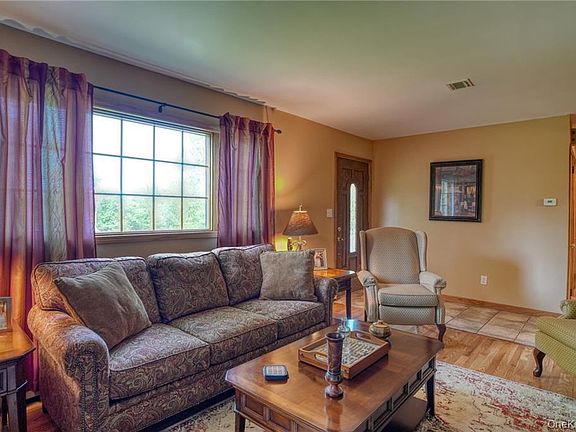 5th image of 8 Roberts Dr