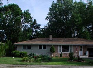 733 Roland St, Oconomowoc, WI 53066