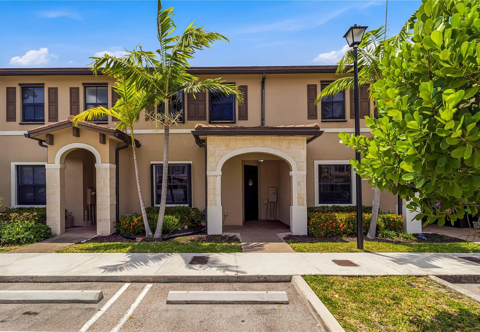 3 bed, 2.5 bath, 1840 sqft, $3,100 — Photo 1