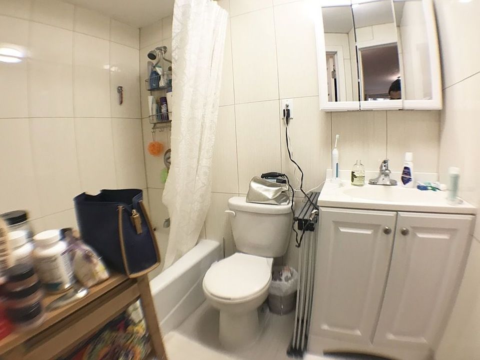 2nd image of 324 1/2 E 8th St APT 2B