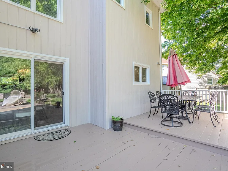 61 Amherst Way — Photo 49