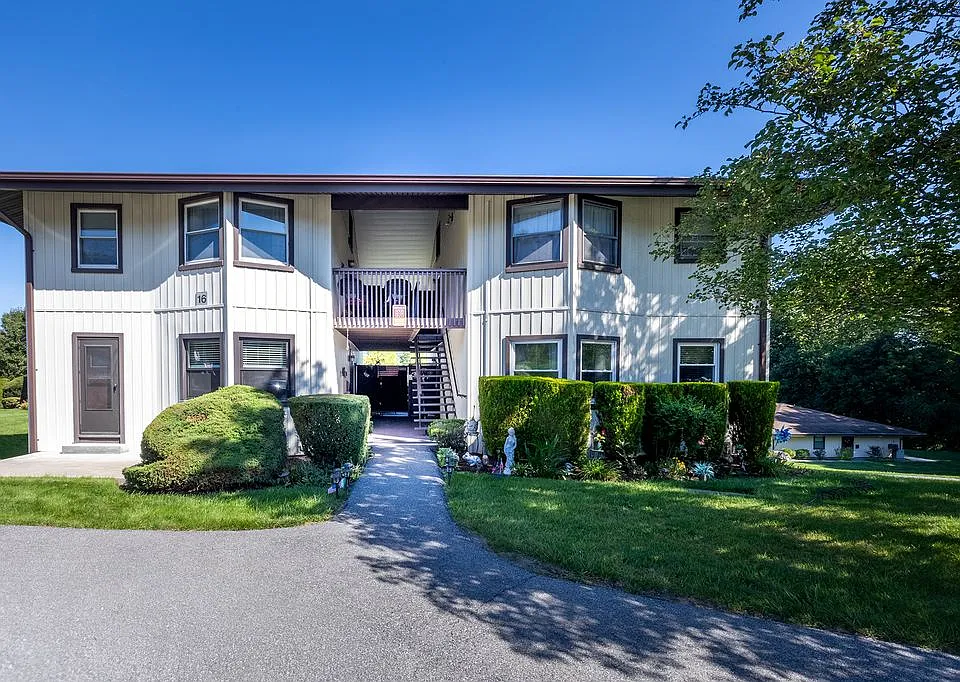 16D Essex Pl #D